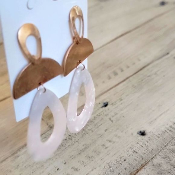 NWT JESSICA SIMPSON VINTAGE GOLD AND SEASHELL DROP EARRINGS - Picture 5 of 6